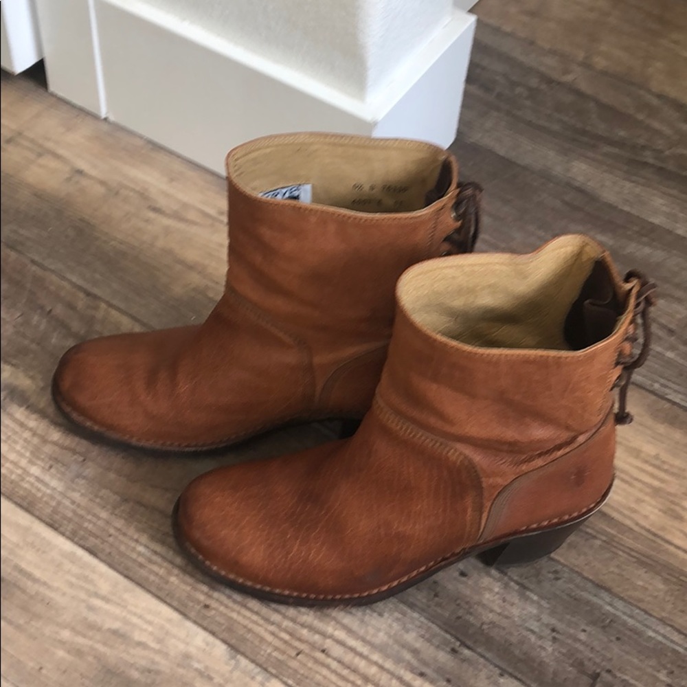 - FRYE CARMEN SHORT BACK LACE BOOTS 76330 FAWN